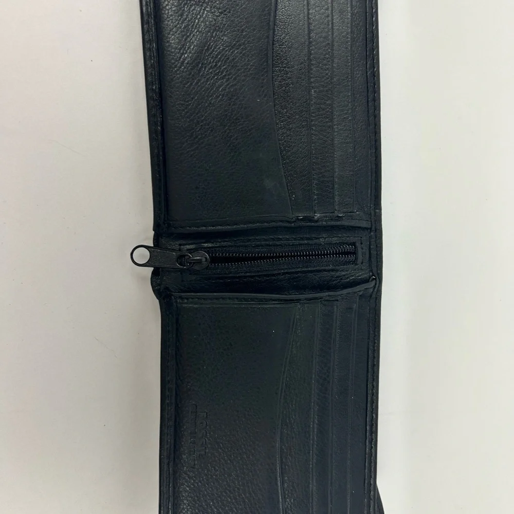 Fossil Black Leather Card Holder Bifold Wallet Men’s Silver Metal Logo